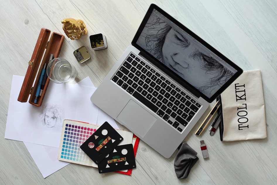 Perder os cabelos durante o tratamento do câncer é uma experiência profundamente desafiadora. O cabelo, muitas vezes, representa feminilidade e identidade, e sua perda pode abalar a autoestima e trazer sentimentos de tristeza e frustração. É essencial reconhecer essas emoções e buscar formas de enfrentá-las com coragem e resiliência.