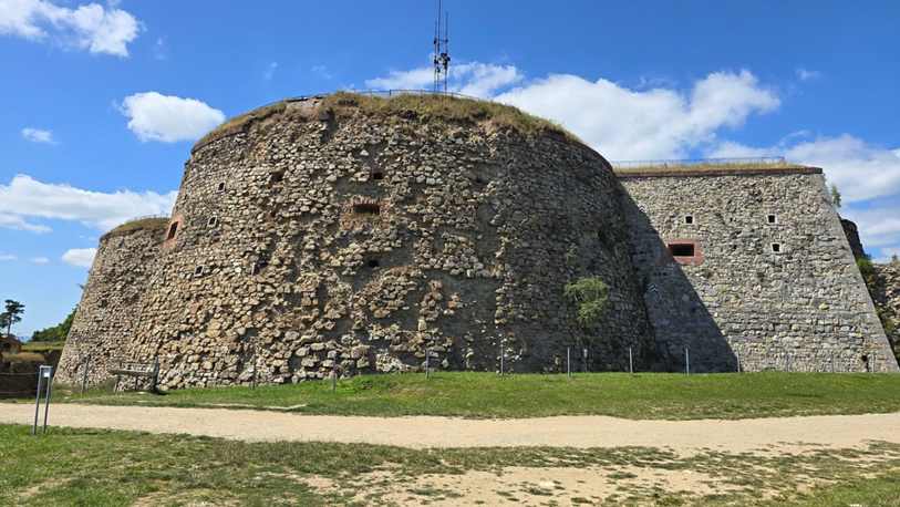 O Março Lilás é uma campanha anual dedicada à conscientização e prevenção do câncer do colo do útero, uma doença que afeta milhares de mulheres no Brasil e no mundo. De acordo com o Instituto Nacional de Câncer (INCA), para cada ano do triênio 2023-2025, são estimados 17.010 novos casos de câncer do colo do útero no Brasil, representando uma taxa bruta de incidência de 15,38 casos por 100 mil mulheres.