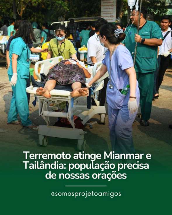 Um terremoto de magnitude 7,7 atingiu o Sudeste Asiático nesta sexta-feira (28), matando ao menos 144 pessoas em Mianmar e oito na Tailândia. O tremor causou destruição: um prédio em construção desabou em Bancoc, e uma ponte de mais de 90 anos caiu em Mandalay. Segundo o USGS, pela força e profundidade do tremor, o número de mortes pode ser ainda maior. O terremoto ocorreu às 12h50 locais (3h20 de Brasília). A junta militar de Mianmar informou 732 feridos. Na Tailândia, equipes de resgate buscam 117 desaparecidos no desabamento do arranha-céu. O sistema de saúde está saturado, principalmente em áreas rurais. Diante da destruição, o general Zaw Min Tun, porta-voz militar de Mianmar, pediu ajuda humanitária internacional. (com informações de O Tempo)