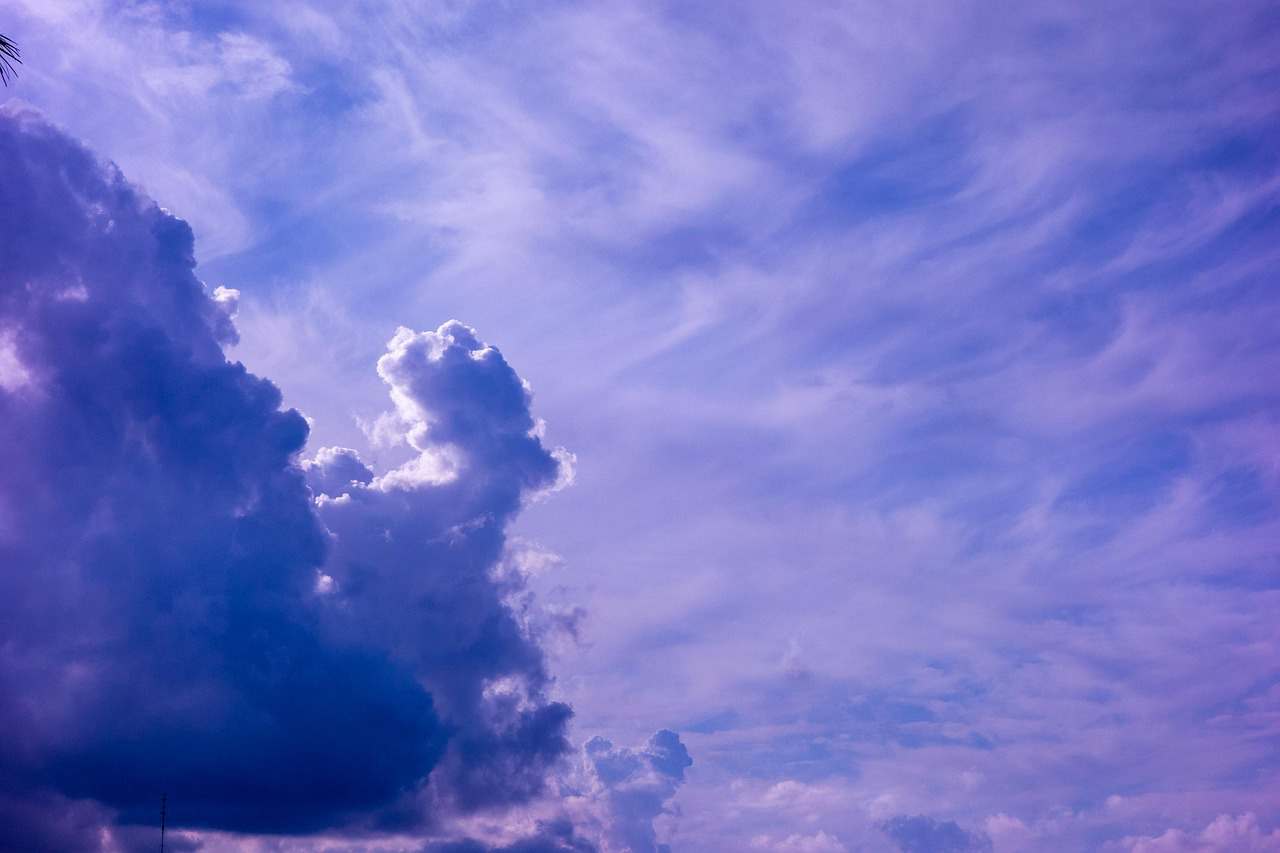 A oração é um ato de fé que nos fortalece, renova e encoraja. Quando oramos pelos enfermos, especialmente pelos pacientes oncológicos, estamos intercedendo pela sua cura, conforto e paz. Orar nunca é uma perda de tempo. Cada oração é ouvida por Deus, e a resposta virá conforme a Sua vontade soberana. Mesmo quando as circunstâncias parecem difíceis e os desafios são grandes, é importante persistir na oração, porque Deus está conosco em cada momento, nos sustentando com Sua graça infinita.