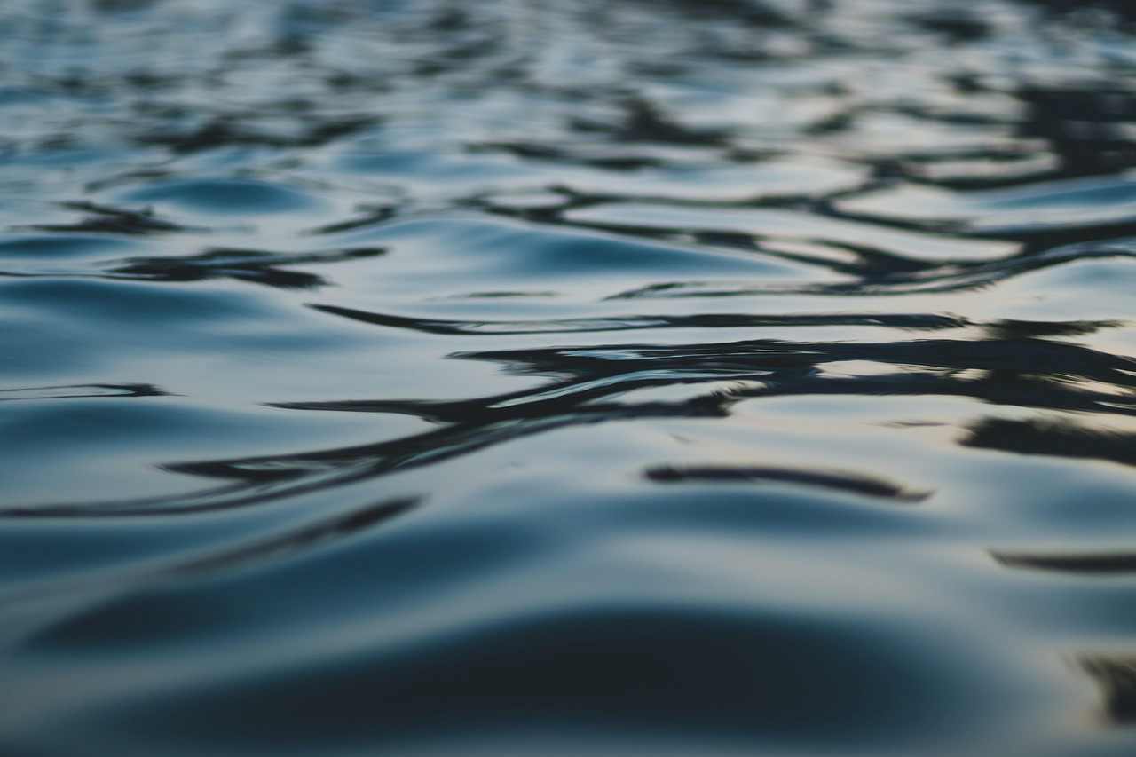 Senhor, neste dia de lembrança e saudade, coloco diante de Ti aquele que perdeu alguém amado para o câncer. Consola, Pai, o coração ferido, enxuga cada lágrima e traz descanso à alma cansada. Que o Teu Espírito Santo seja abrigo nos dias de dor e esperança nas noites silenciosas. Ensina-nos a lembrar com gratidão, a viver com fé e a crer que a morte não é o fim, mas o início da eternidade prometida em Cristo. Que a lembrança do amor vivido seja maior que a ausência, e que a certeza da vida eterna traga paz ao coração. Em nome de Jesus, amém.🙏🎗️