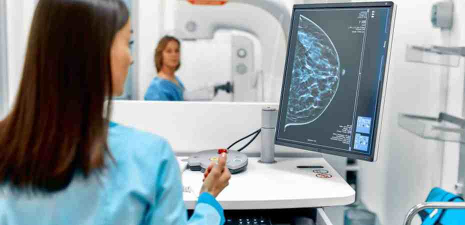 Exame de sangue indicando presença de biomarcadores associados à recorrência do câncer de mama.