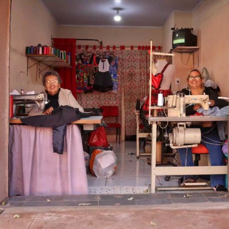 Cleonice e Hiolanda costuram lado a lado em Campo Grande, superando doenças e desafios com amor pela profissão.