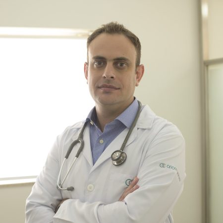 Dr. Carlos Fruet, oncologista, comenta os avanços no tratamento do câncer de pulmão.