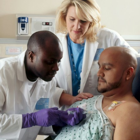 Pessoas caminhando em parque Ilustração de atividade física simples e preventiva.