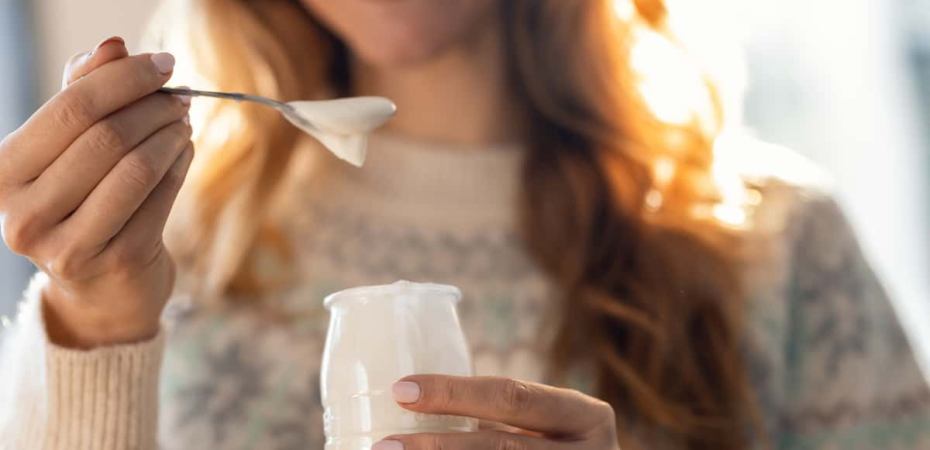 Taça com iogurte natural, fonte de bactérias Bifidobacterium, aliada na prevenção do câncer de cólon.