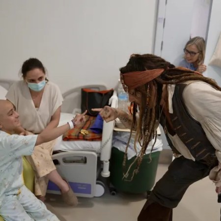 Vestido de Jack Sparrow, Johnny Depp visita crianças com câncer em hospital de Madri
