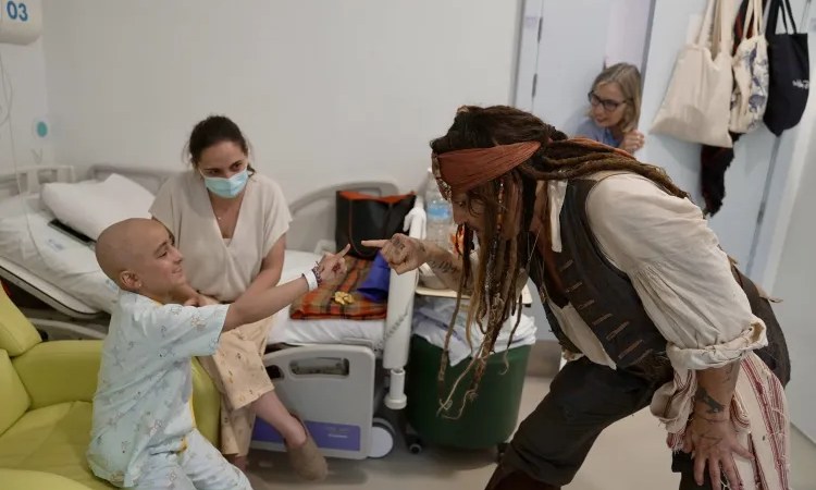 Vestido de Jack Sparrow, Johnny Depp visita crianças com câncer em hospital de Madri