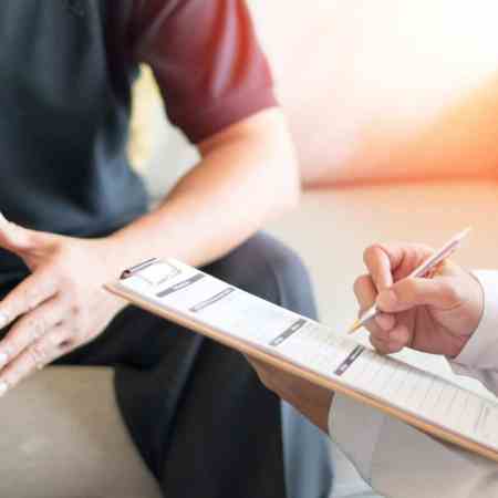 O câncer testicular afeta principalmente homens jovens e, quando diagnosticado precocemente, tem altas chances de cura.