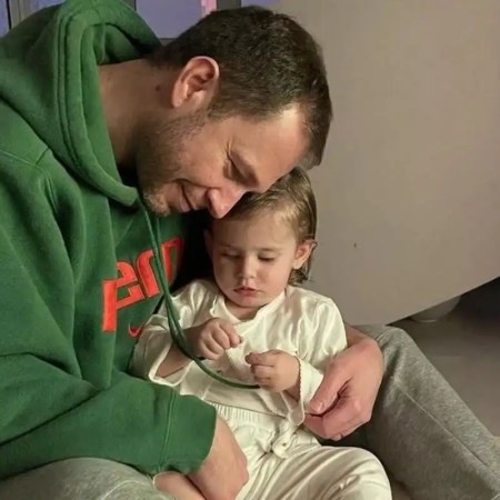 Tiago Leifert detalha rotina com filha após câncer raro nos olhos