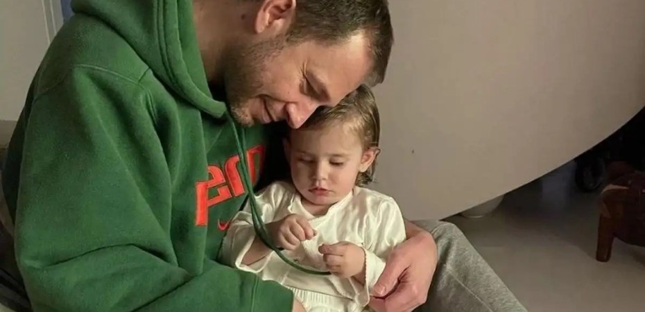 Tiago Leifert detalha rotina com filha após câncer raro nos olhos