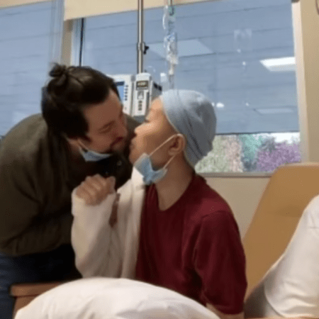 Matthew largou o emprego e passou a cuidar integralmente da esposa após câncer e AVC.