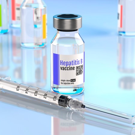 Testagem e vacinação são essenciais para prevenir hepatites virais e reduzir o risco de câncer de fígado.