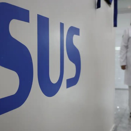 Terapia CAR‑T: linfócitos T modificados geneticamente atacam tumores.